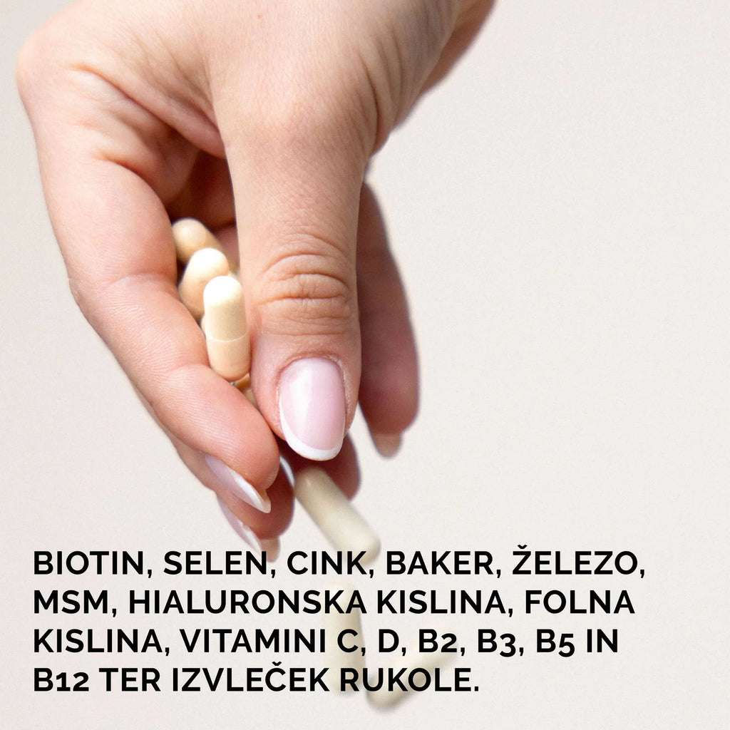 Roka drži Elixiré Hair Fusion kapsule — biotin, selen, cink, baker, železo, MSM, hialuronska kislina, vitamini in izvleček rukole