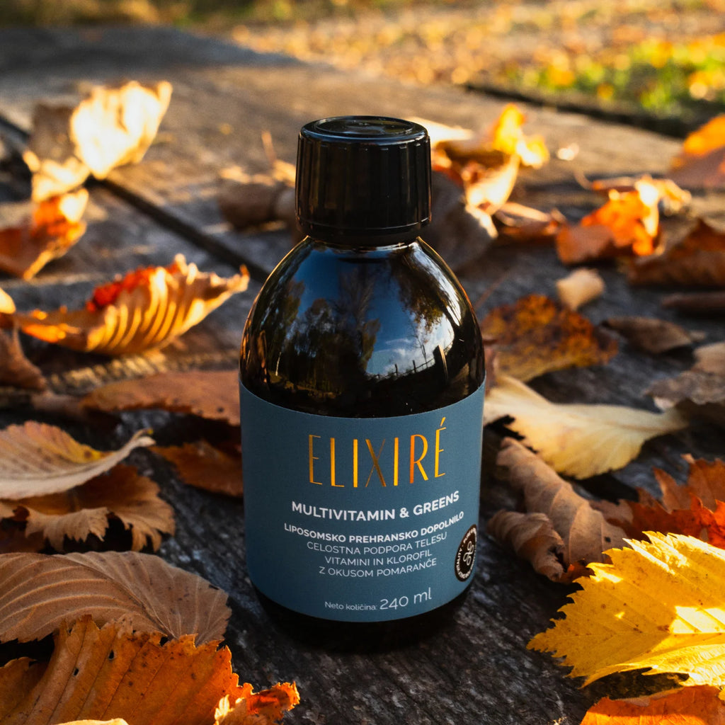 Elixiré Liposomski Multivitamin & Greens, steklenička 240 ml med jesenskim listjem v sončni svetlobi